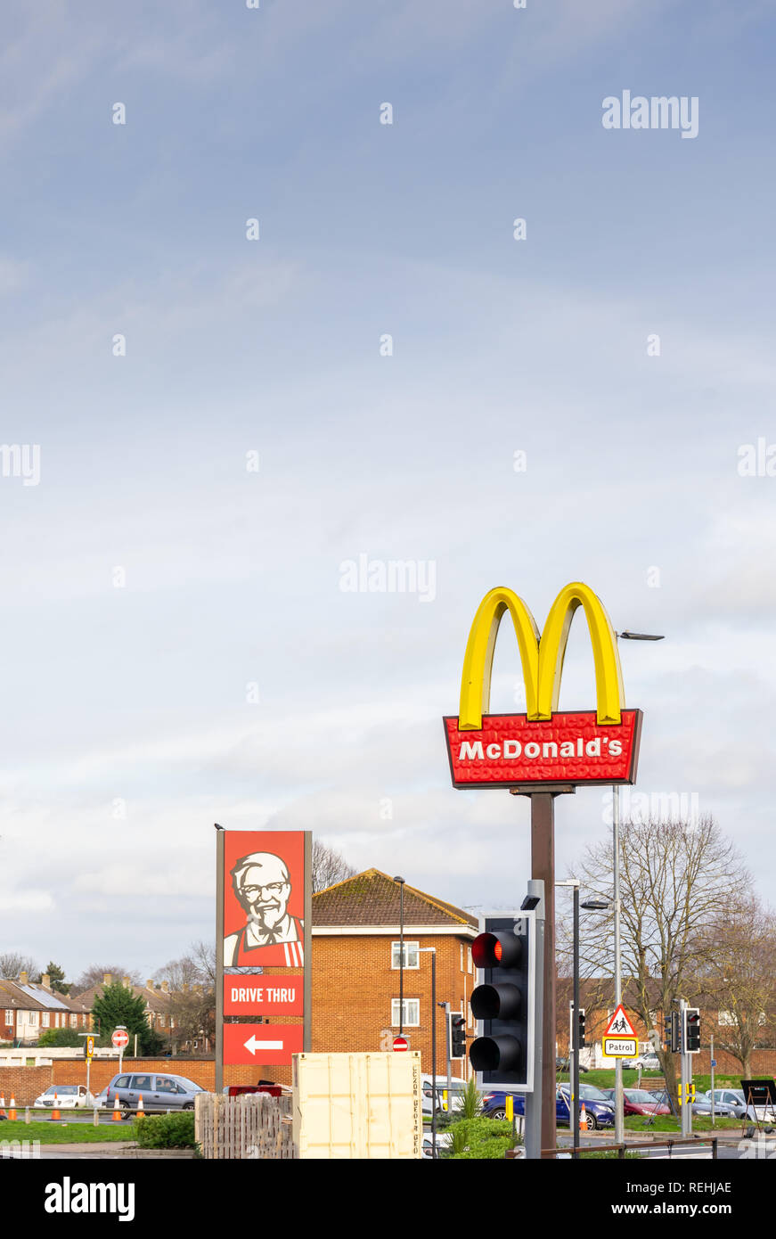 Un Mcdonald e KFC fast food/ guidare attraverso il segno di Southampton, England, Regno Unito Foto Stock