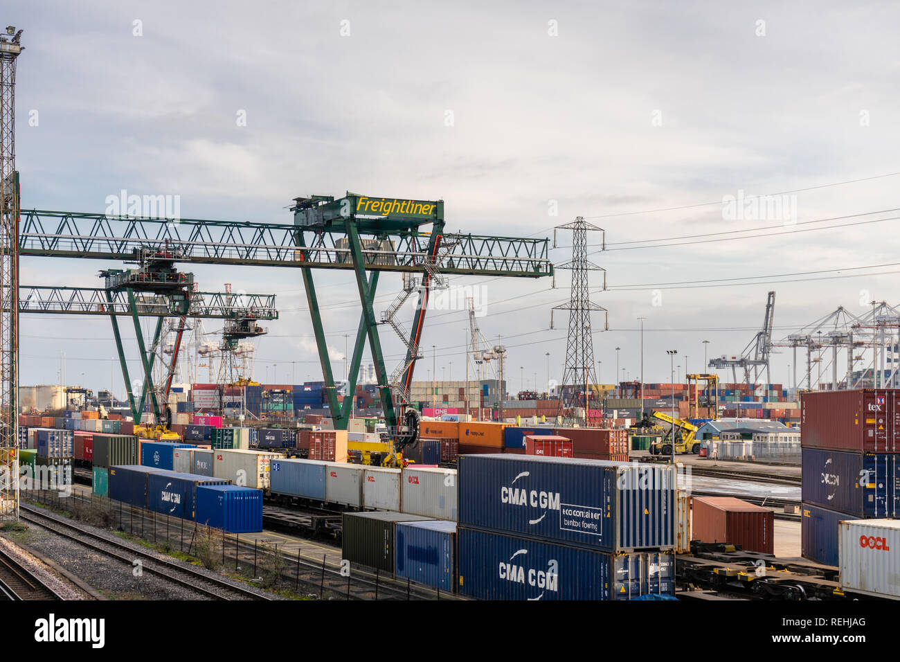 Freightliner gru nel trafficato porto di Southampton al Dock di gate 20, Hampshire, Southampton Docks, England, Regno Unito Foto Stock