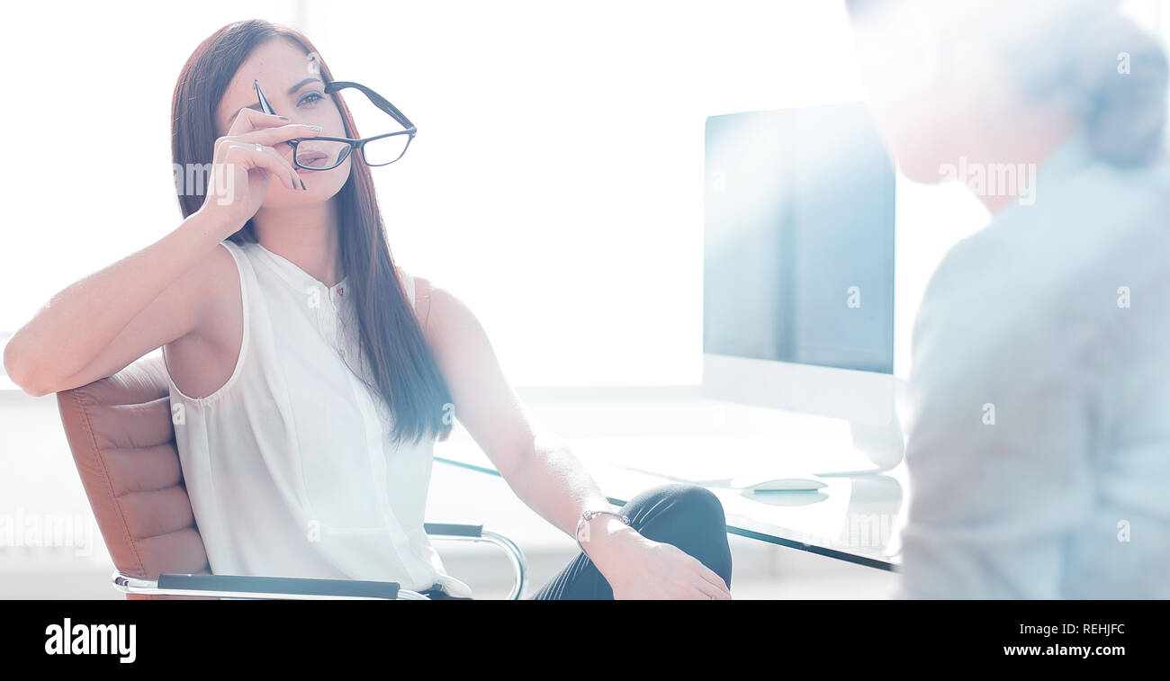 Due dipendenti a discutere di un nuovo progetto Foto Stock