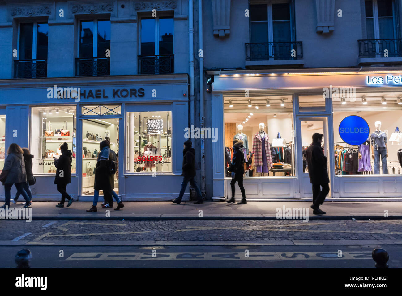 Parigi, Francia, gruppo medio che cammina nel quartiere le Marais, shopping in città, vetrine, negozi di strada trafficata di Parigi, luci, parigi gentrificazione Foto Stock