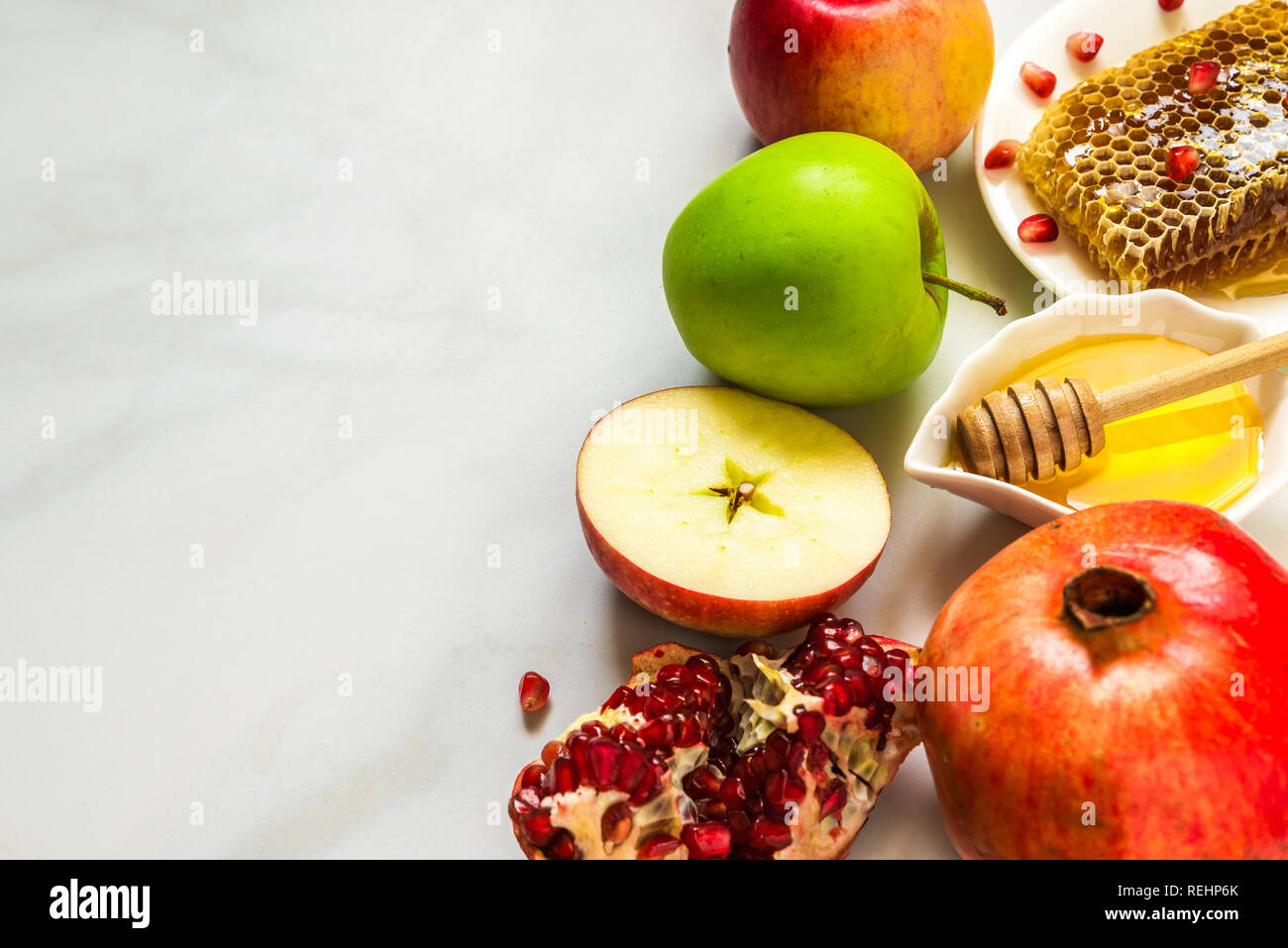 Il miele, apple e melograno. cibo tradizionale ebraico per Nuovo Anno di vacanza, Rosh Hashanah. close up con copia spazio. profondità di campo Foto Stock