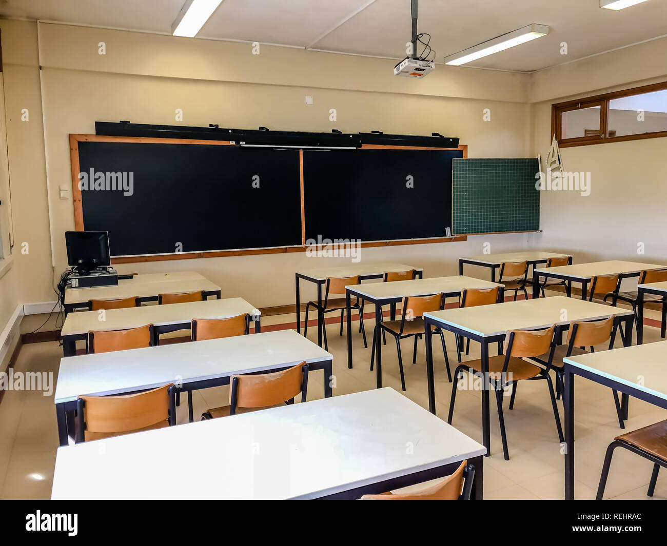 Aula vuota senza gli studenti nella scuola sedie e scrivania Foto Stock