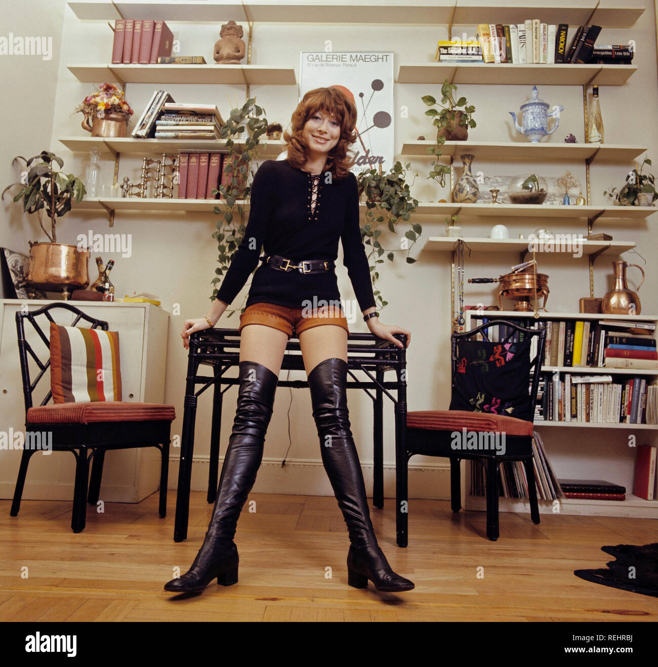 Woman wearing leather boots immagini e fotografie stock ad alta risoluzione  - Alamy