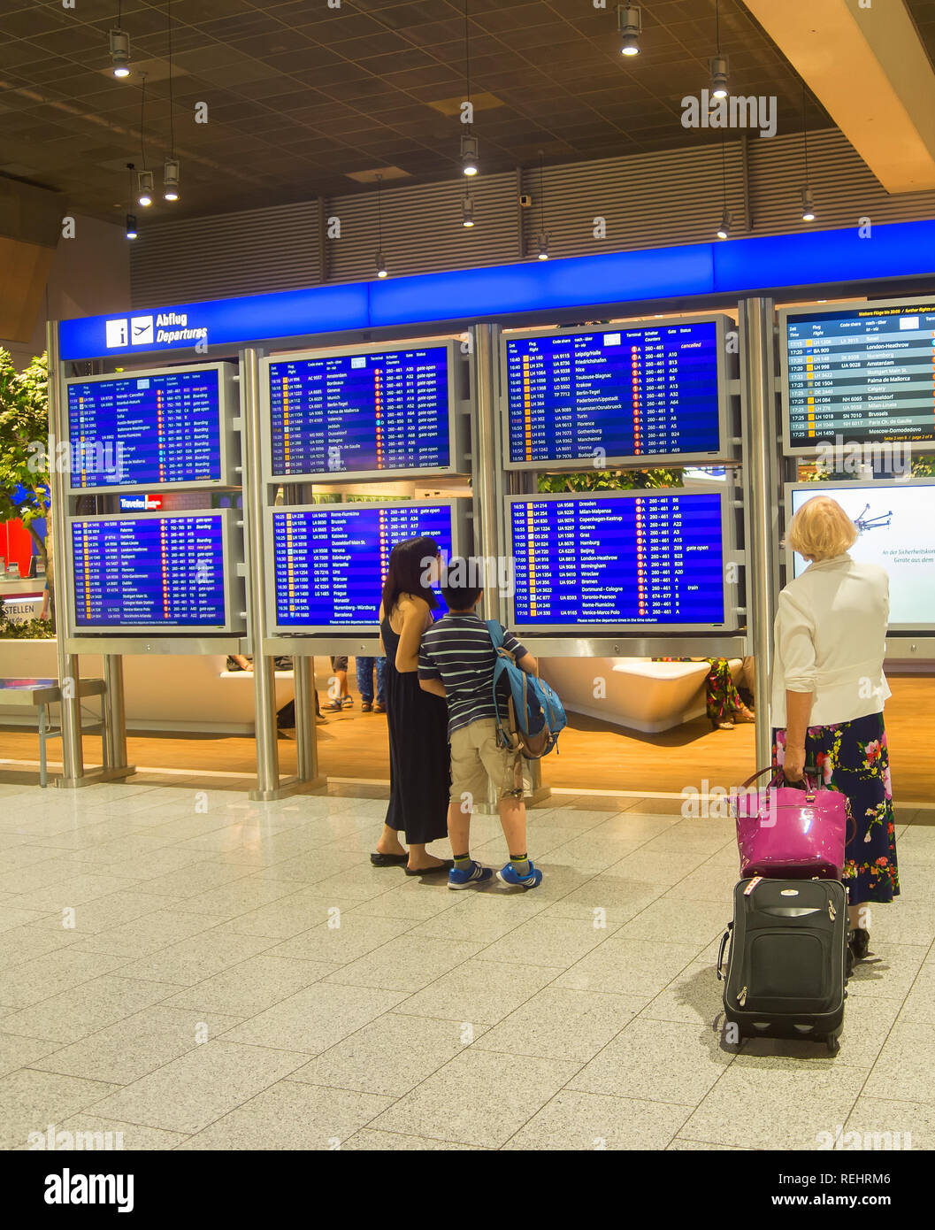 FRANKFURT AIRPORT - Agosto 29, 2018: persone alla sala partenze presso l'Aeroporto Internazionale di Francoforte. L'aeroporto dispone di due terminal per passeggeri con un Foto Stock