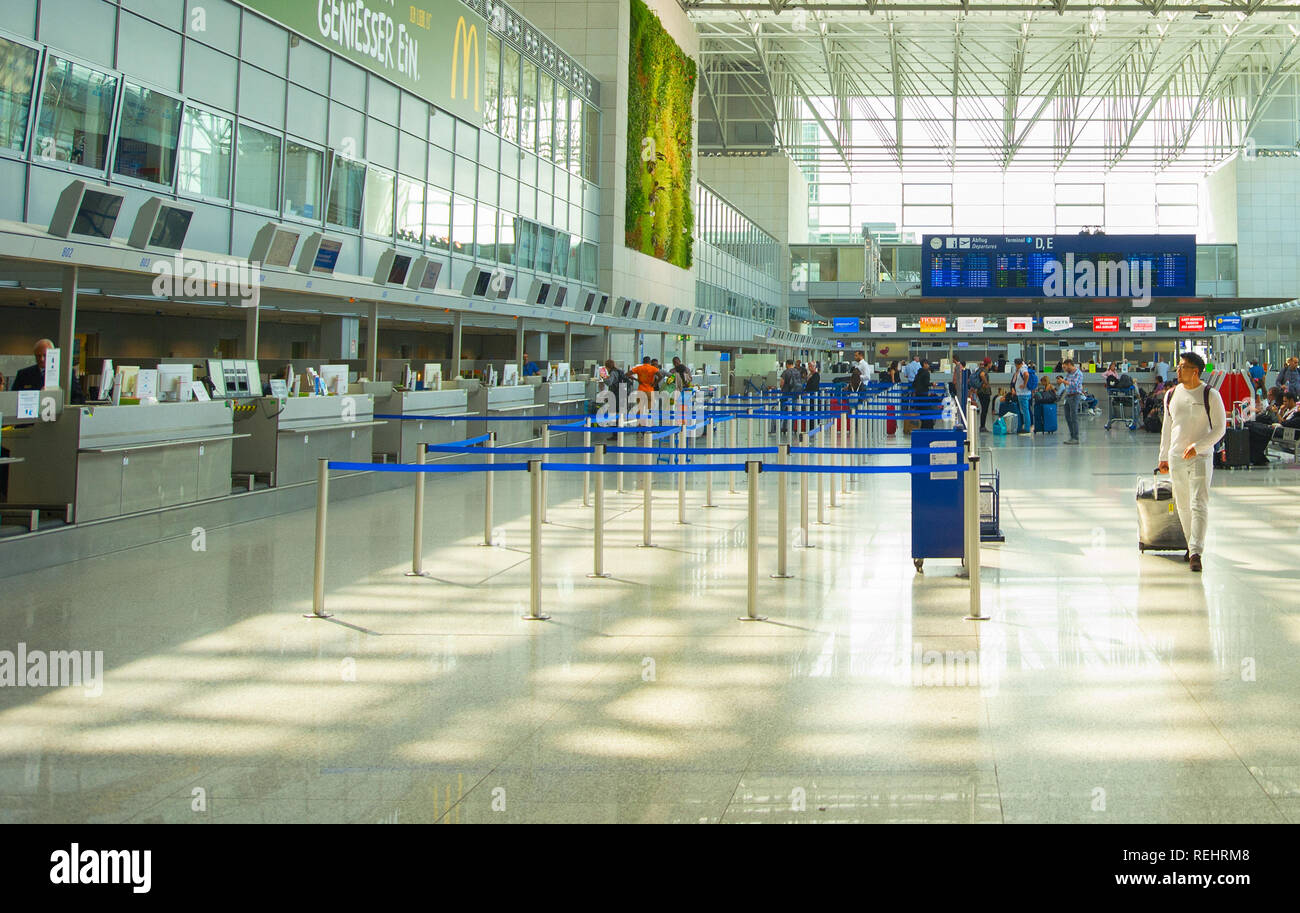 FRANKFURT AIRPORT - Agosto 29, 2018: persone alla sala partenze presso l'Aeroporto Internazionale di Francoforte. L'aeroporto dispone di due terminal per passeggeri con un Foto Stock