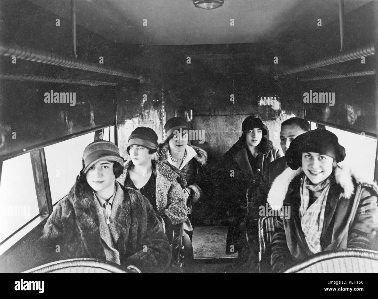Compagnia aerea che viaggiano nel 1920s. Un ben vestito gruppo di felici  donne e un uomo in un tedesco Fokker piano passeggero. Essi sono tutti  vestiti in tipico degli anni venti cappotti