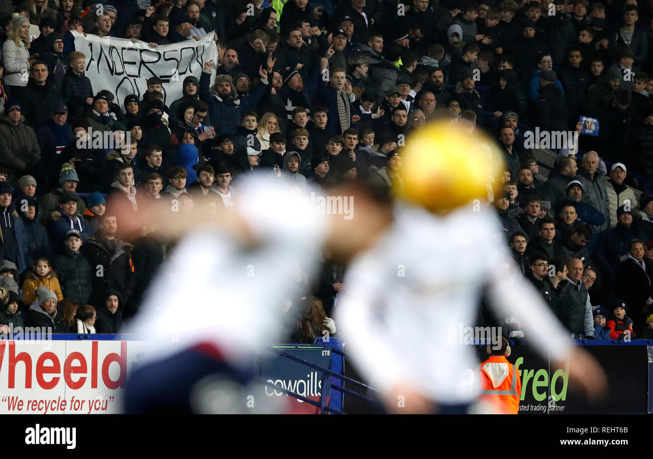 Bolton Wanderers tifosi protesta il presidente e la maggioranza di stakeholder di Ken Anderson durante il cielo di scommessa match del Campionato presso l Università di Bolton Stadium. Foto Stock