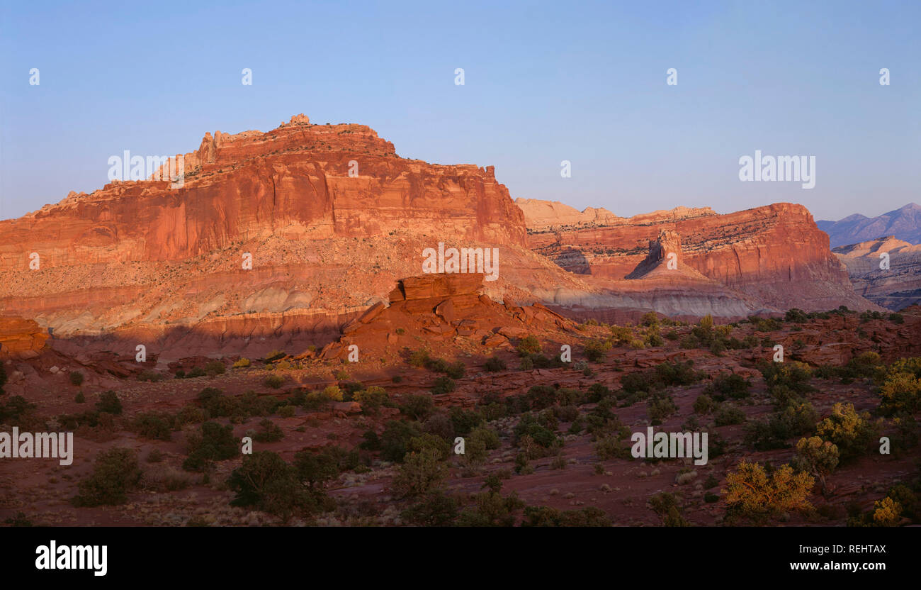 Stati Uniti d'America, Utah, parco nazionale di Capitol Reef, Tramonto sul castello e altre formazioni di arenaria lungo il Waterpocket Fold; vista est dal punto panoramico. Foto Stock