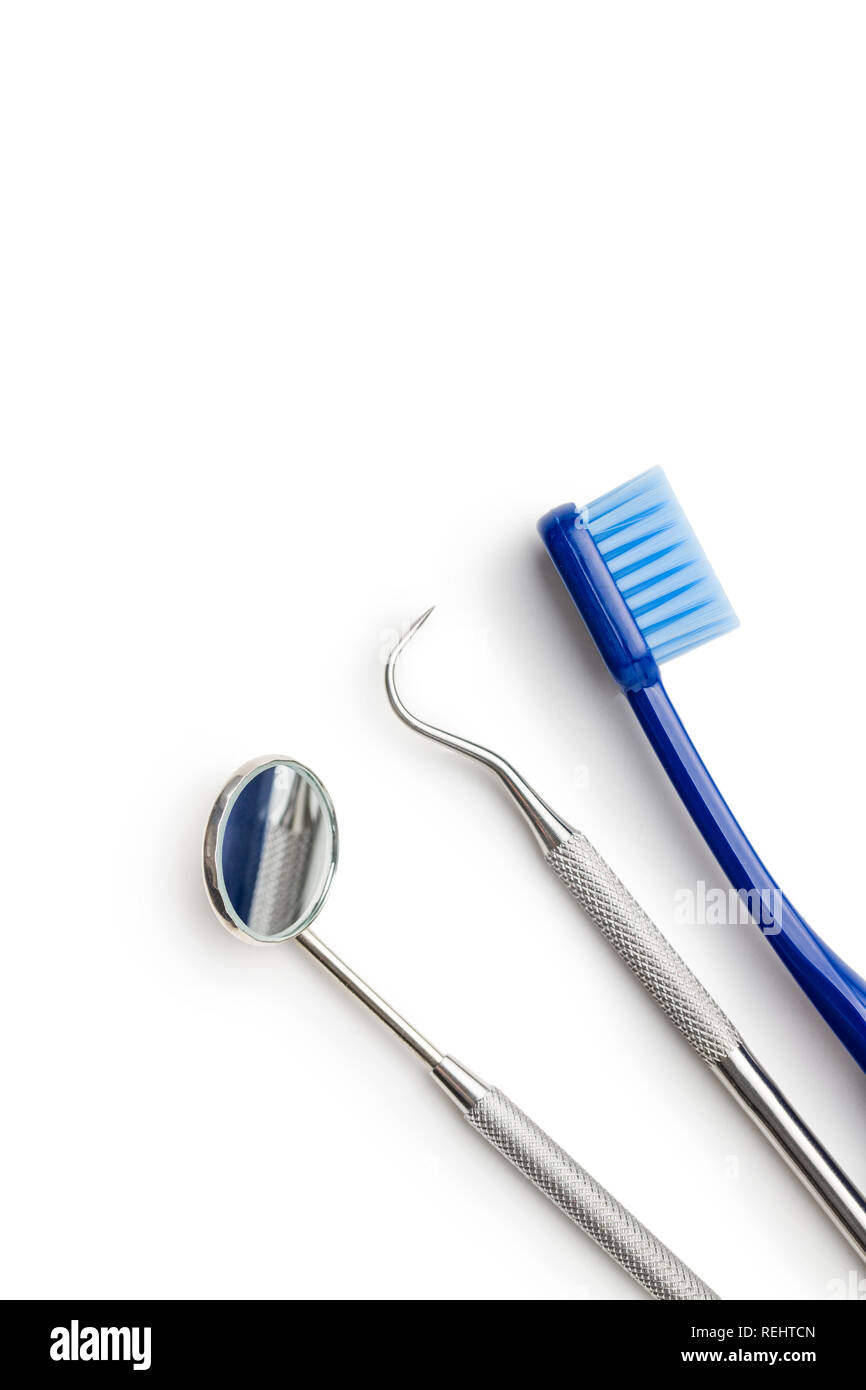 Strumenti odontoiatrici. Dentisti strumenti e spazzolino da denti isolati su sfondo bianco. Foto Stock