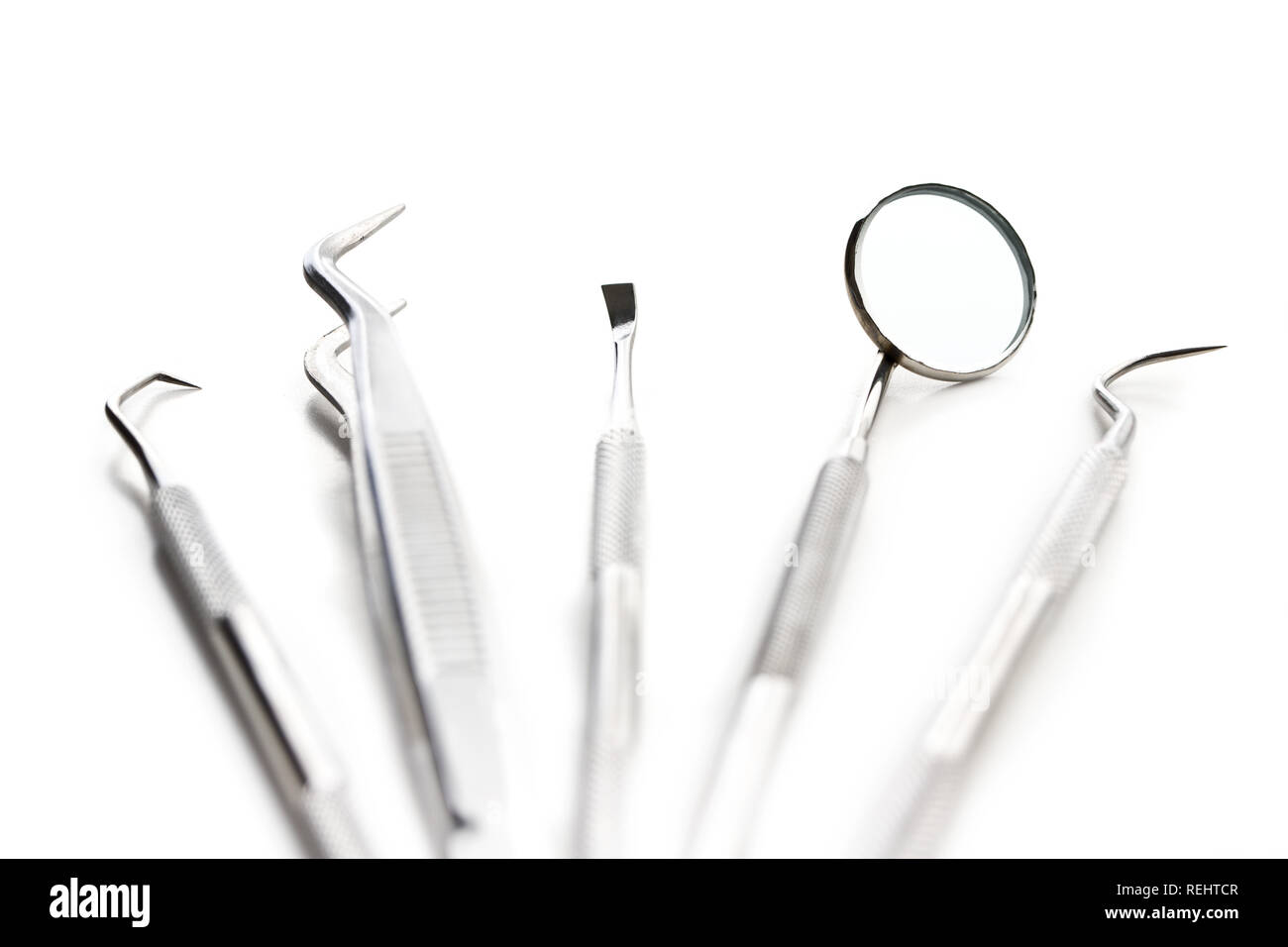 Strumenti odontoiatrici. Dentisti strumenti isolati su sfondo bianco. Foto Stock