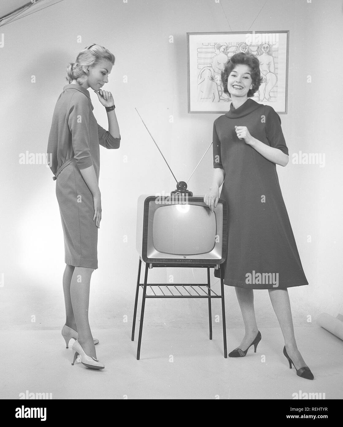 La televisione negli anni cinquanta. Due giovani donne sono in piedi vestito in un tipico 50s abito accanto a un televisore con un tabella antenna sulla sommità di esso. Nel 1952 1,4 milioni di famiglie in Gran Bretagna aveva un televisore. Foto Kristoffersson ref BZ26-3. La Svezia 1952 Foto Stock