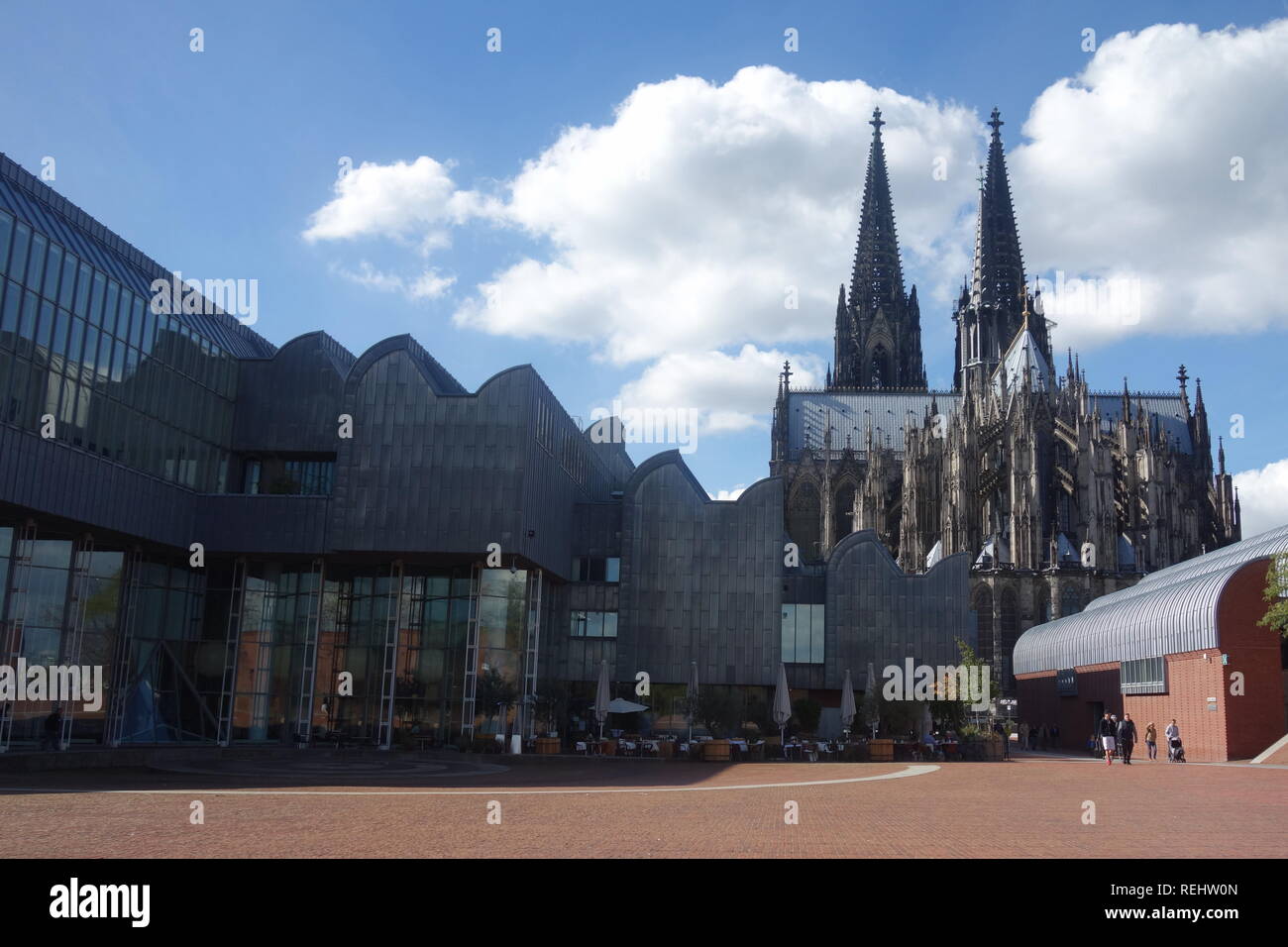 Il museo Ludwig edificio a Colonia con la cattedrale di Colonia in background. Foto Stock