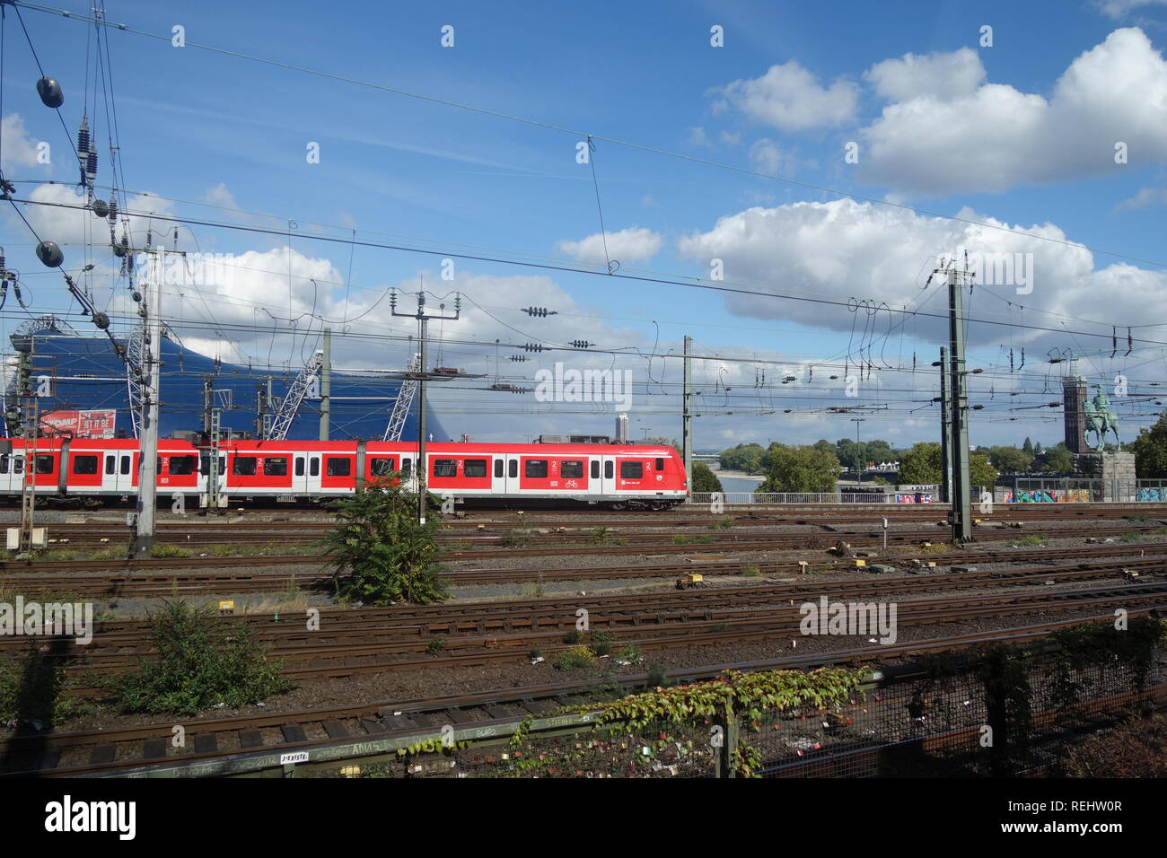 Un Deutsche Bahn treno regionale si discosta Colonia stazione ferroviaria principale in Germania. Foto Stock