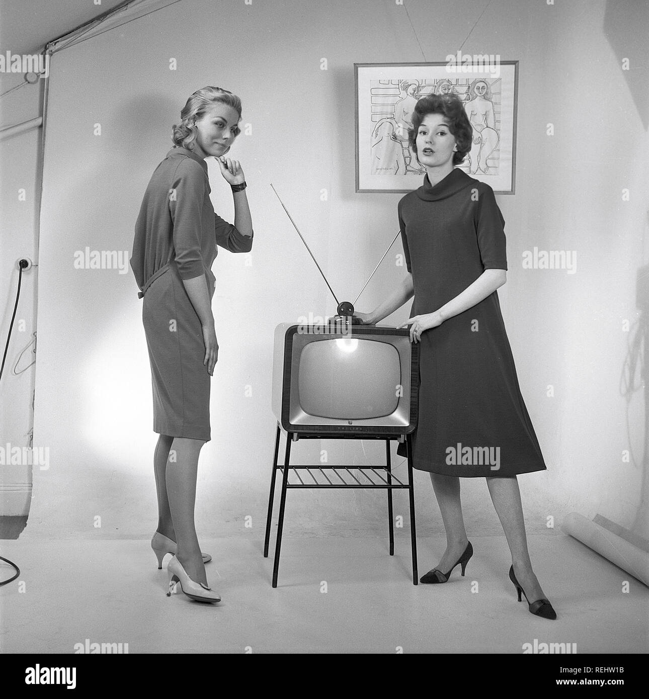 La televisione negli anni cinquanta. Due giovani donne sono in piedi vestito in un tipico 50s abito accanto a un televisore con un tabella antenna sulla sommità di esso. Nel 1952 1,4 milioni di famiglie in Gran Bretagna aveva un televisore. Foto Kristoffersson ref BZ26. La Svezia 1952 Foto Stock