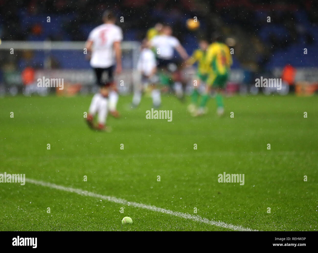 Una palla da tennis è gettato sul campo come parte di una protesta contro il presidente e la maggioranza di stakeholder di Ken Anderson durante il cielo di scommessa match del Campionato presso l Università di Bolton Stadium. Foto Stock