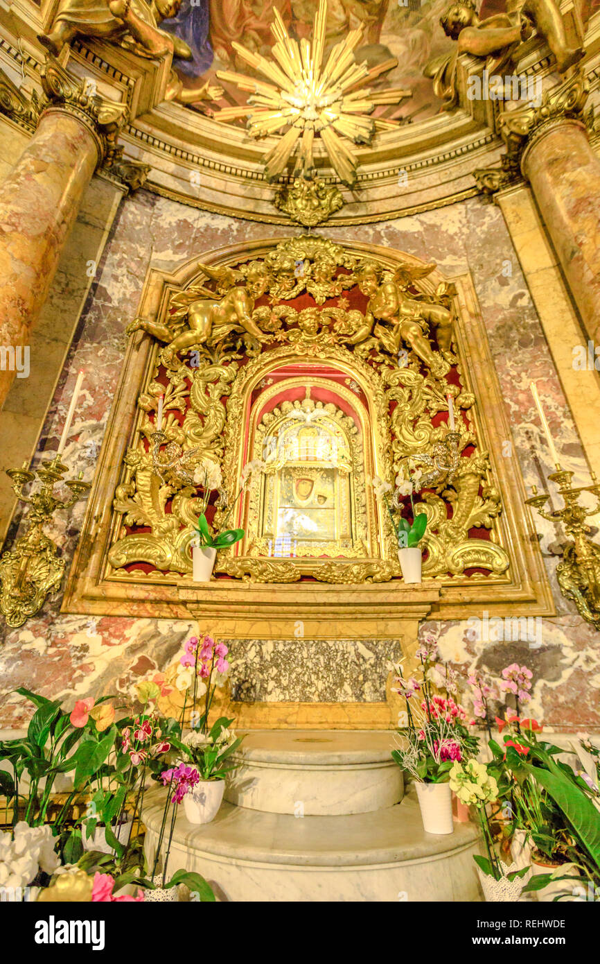 Bologna, Italia - 12 Gennaio 2018: primo piano della Madonna con bambino icona, la devozione popolare di fedeli e pellegrini. All'interno del Santuario della Madonna di San Luca, una basilica dedicata a Mariano culto cattolico. Foto Stock