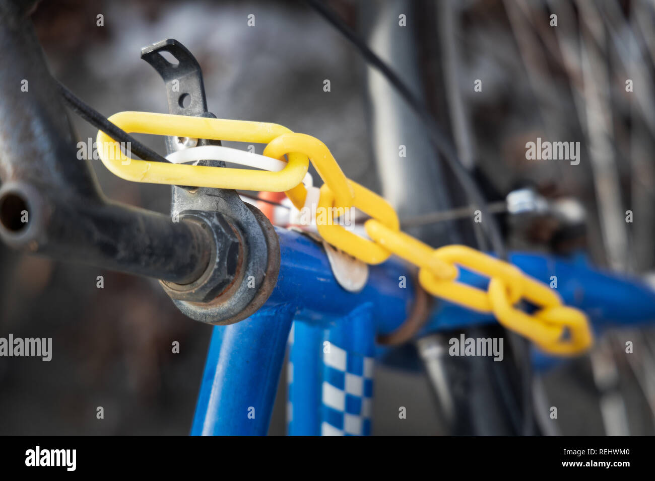 Di plastica gialla sulla catena di bicicletta in inverno Foto Stock