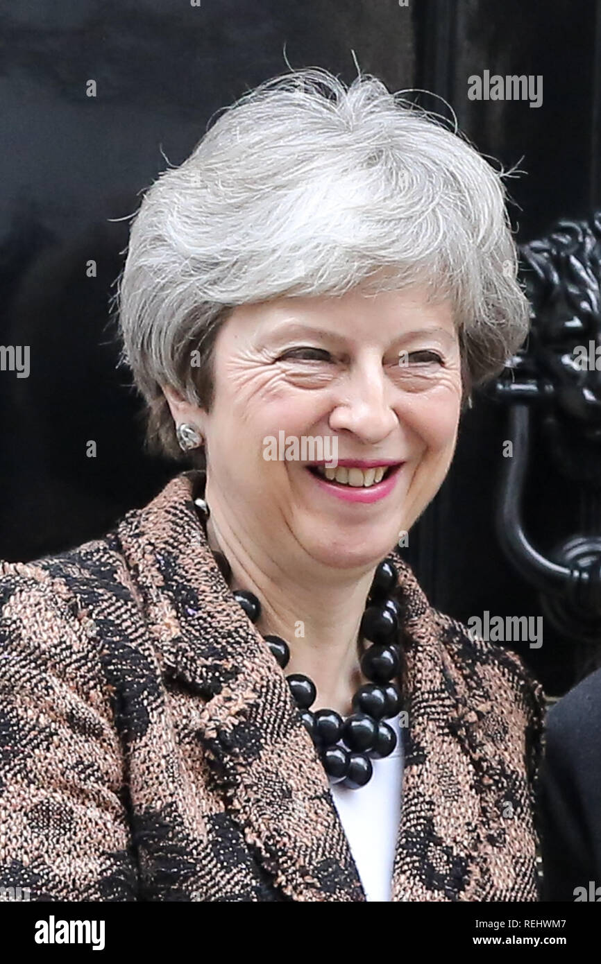 Il Primo Ministro inglese Theresa Maggio è visto al di fuori di n. 10 di Downing Street. Foto Stock