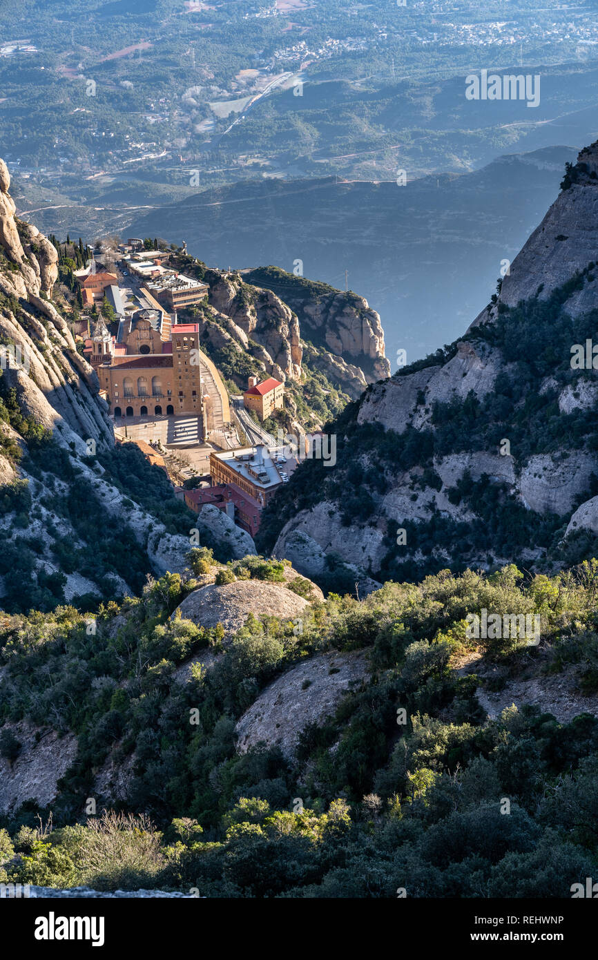 Guardando verso il basso il monastero di Montserrat, panorama, vista dall'alto, vista aerea, Barcellona, Spagna Foto Stock