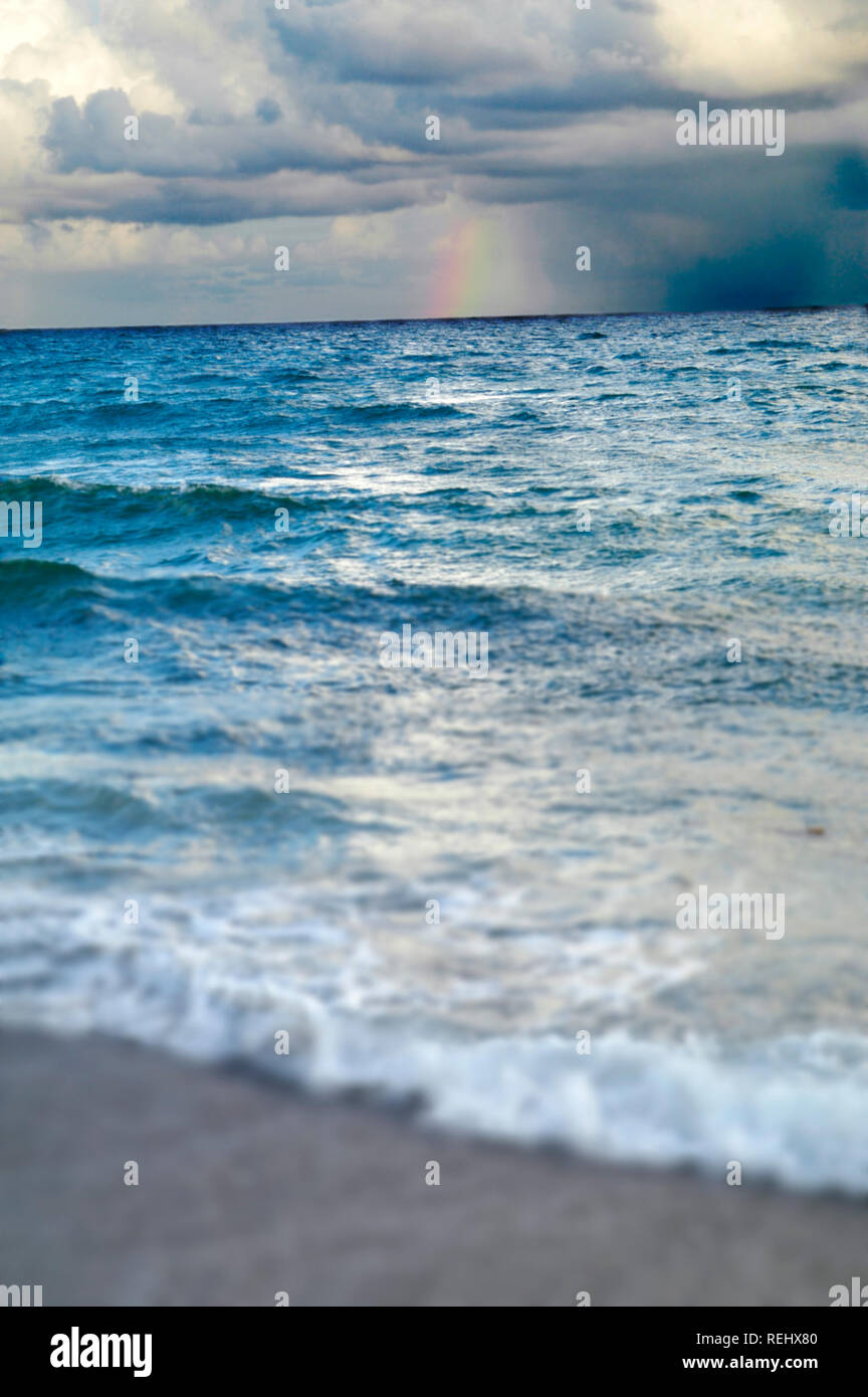 Tempesta sull Oceano Atlantico al tramonto creando un prisma Foto Stock