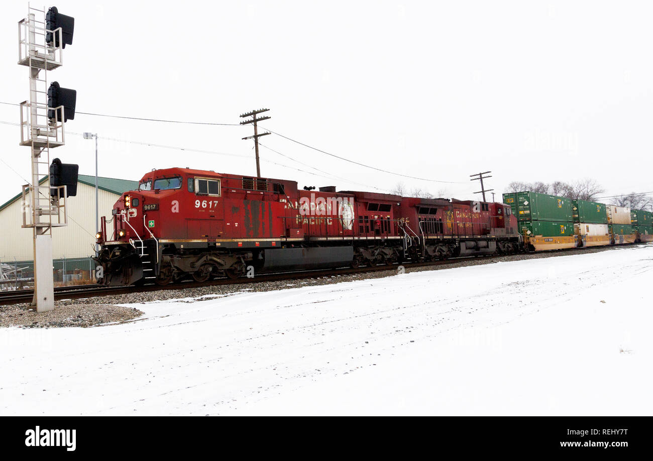 Canadain Pacific locomotiva trasporto merci attraverso Fostoria, Ohio Foto Stock