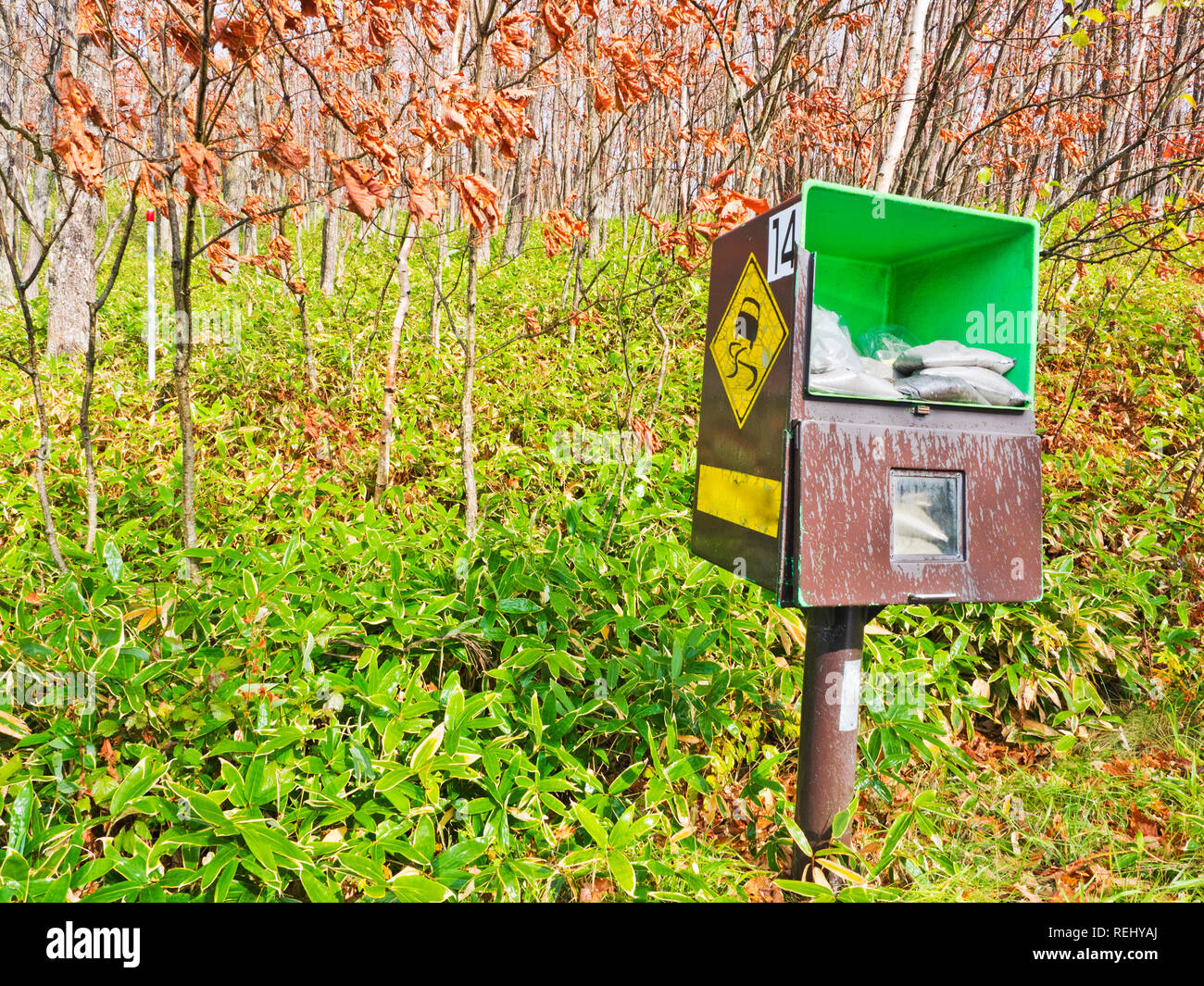 La scatola di sabbia in Hokkaido, Giappone : all'interno di scatole è un anti-slip agent sulla strada. Foto Stock