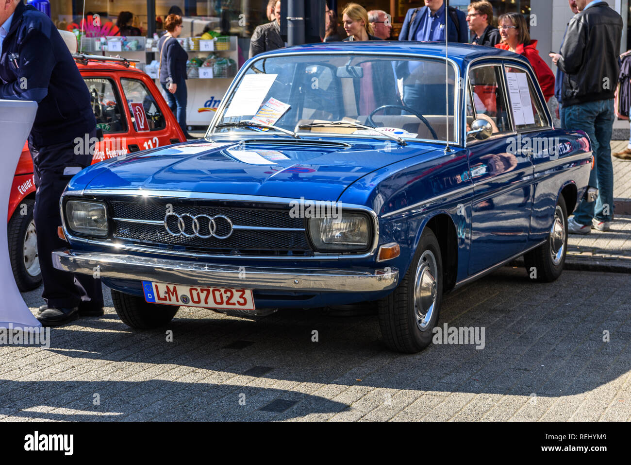 In Germania, il Limburgo - APR 2017: blu AUDI F103 1965 in Limburg an der Lahn, Hesse, Germania. Foto Stock