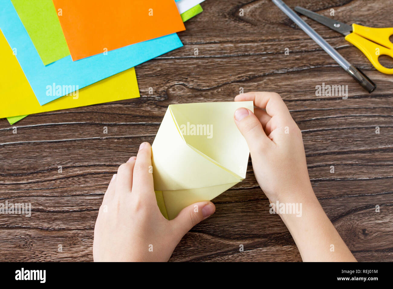 Il bambino si ripiega le parti Origami toy costituito da carta burattini cat. Fatte a mano. Progetto di la creatività dei bambini, artigianato e mestieri per i bambini. Foto Stock