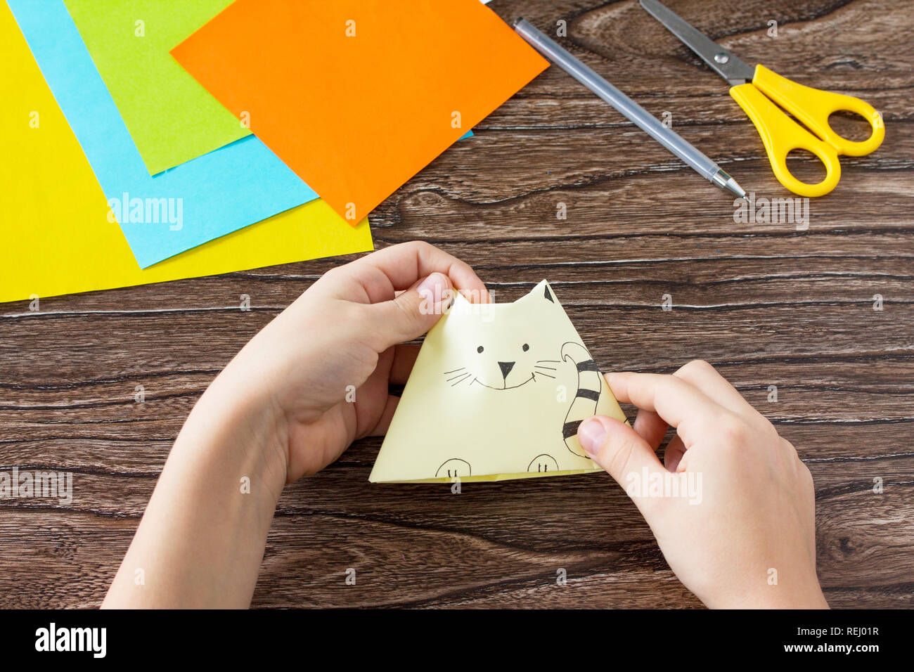 Il bambino disegna le parti Origami toy costituito da carta burattini cat. Fatte a mano. Progetto di la creatività dei bambini, artigianato e mestieri per i bambini. Foto Stock