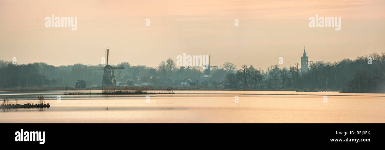 I Paesi Bassi, LOENEN AAN DE VECHT, laghi chiamato Loosdrechtse Plassen. Mulini a vento e chiesa. Foto Stock