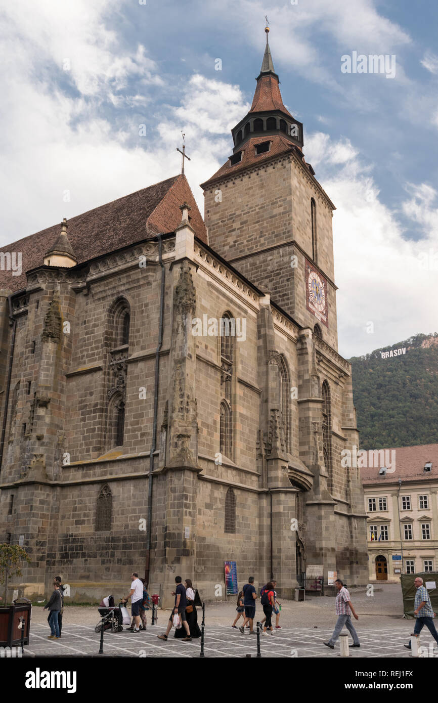 Brasov,Transilvania,Romania - 22 Settembre 2016 : passeggiata turistica lungo il lato del famoso stile gotico monumento conosciuto come "Chiesa Nera' circa 2016 Foto Stock