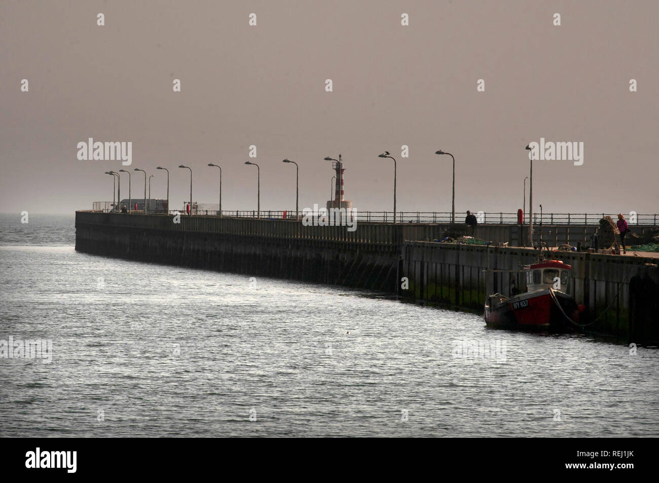 Ampio porto in Northumberland con barche da pesca Foto Stock