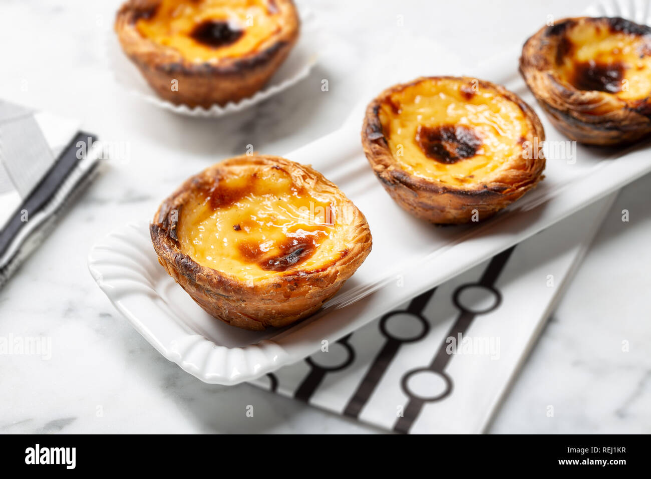 Crostata di uova sul vassoio e tradizionale dolce portoghese, Pastel de nata, crema pasticcera crostate Foto Stock