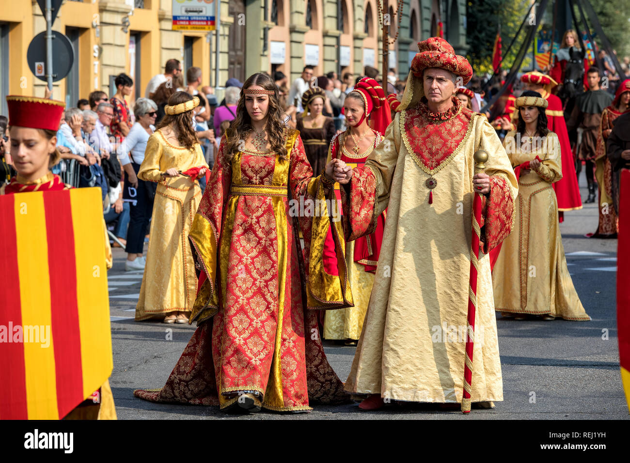 Persone che indossano abiti storici sulla parata medievale - parte tradizionale di celebrazioni durante il bianco annuale Sagra del tartufo. Foto Stock