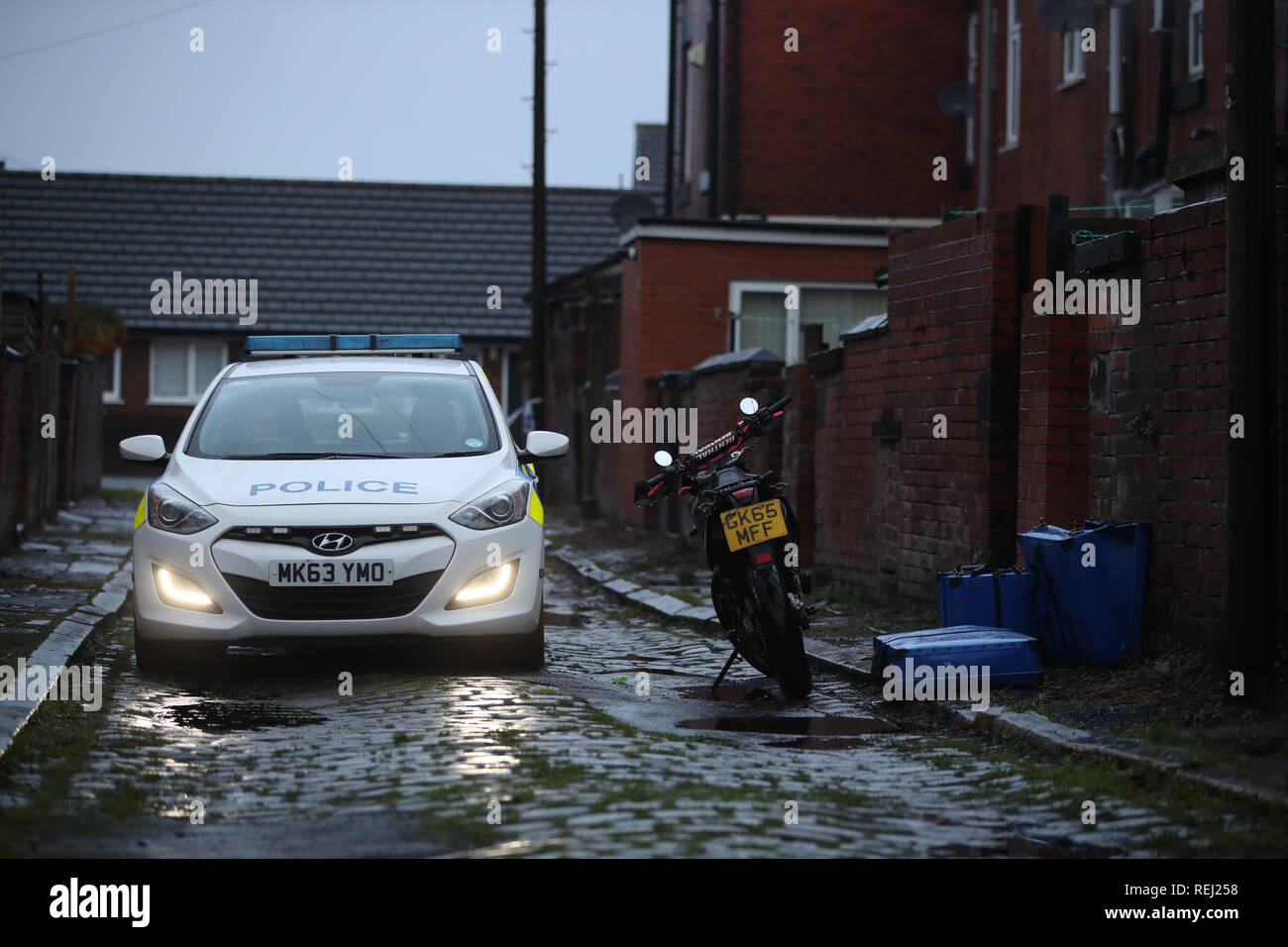 La polizia in una casa Arthur Street, Little Lever, Bolton, dove essi stanno studiando la morte di una donna e due bambini piccoli. Foto Stock