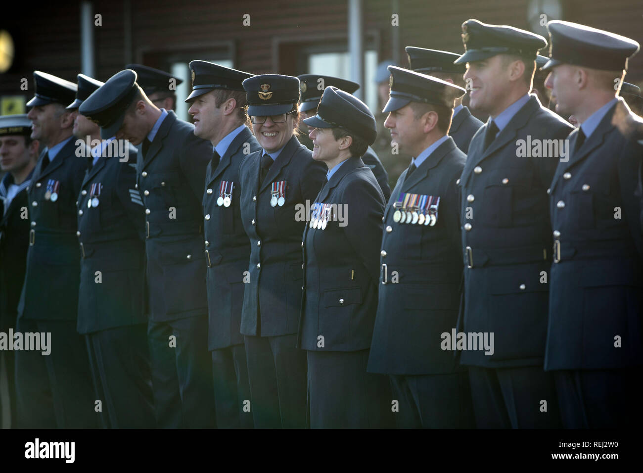 Servizio di uomini e donne in fila per il funerale di 101-anno-vecchio ingegnere Dambusters Victor e sua moglie Edna Barnet da Telford, morto entro dieci giorni dalla fine di ciascun altro, a Telford crematorio. Foto Stock