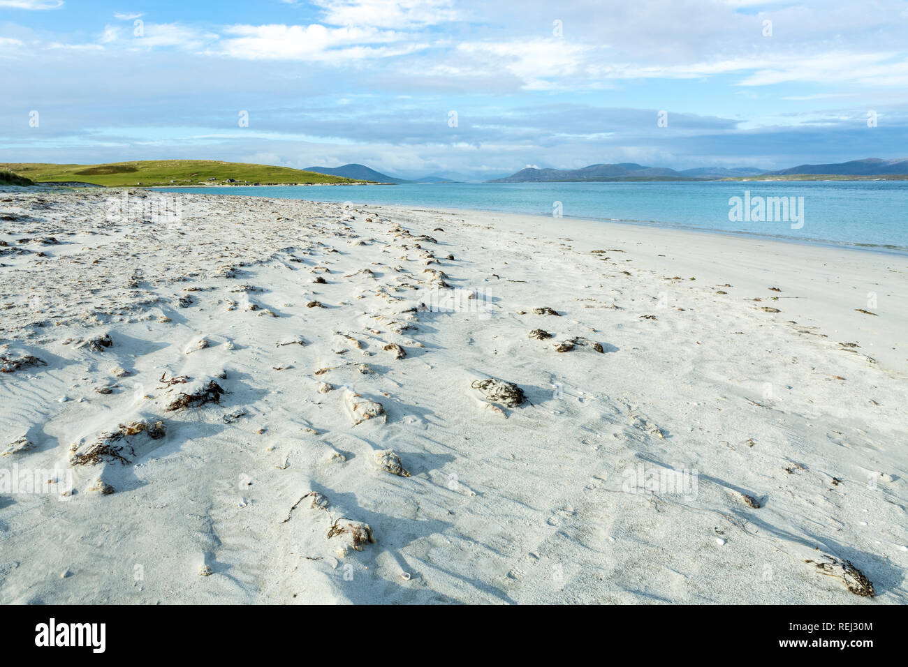 Spiaggia sabbiosa a Berneray ostello dopo una tempesta che guarda a Ensay e Harris, Isola di North Uist, Ebridi Esterne, Scotland, Regno Unito Foto Stock