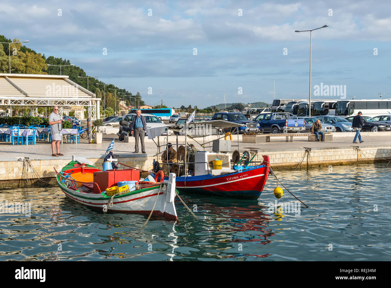 Katakolon, Grecia - 31 Ottobre 2017: in legno colorato barche da pesca nel  porto di Katakolon (Olimpia), in Grecia Foto stock - Alamy