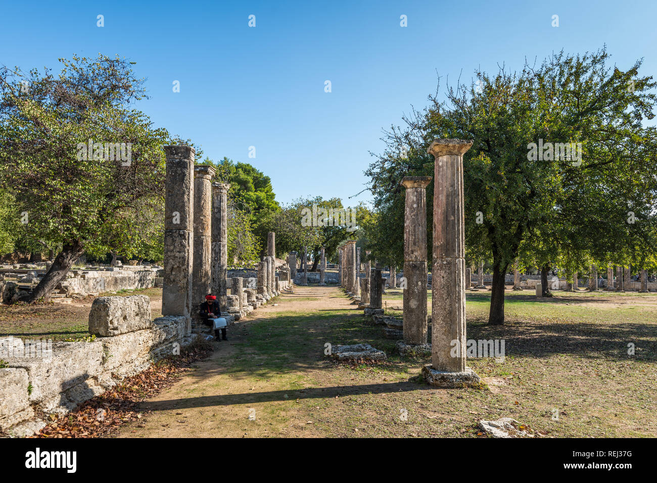 Olympia, Grecia - 31 Ottobre 2017: due file di pilastri di pietra - colonne antiche al sito archeologico di Olimpia in Grecia. Foto Stock