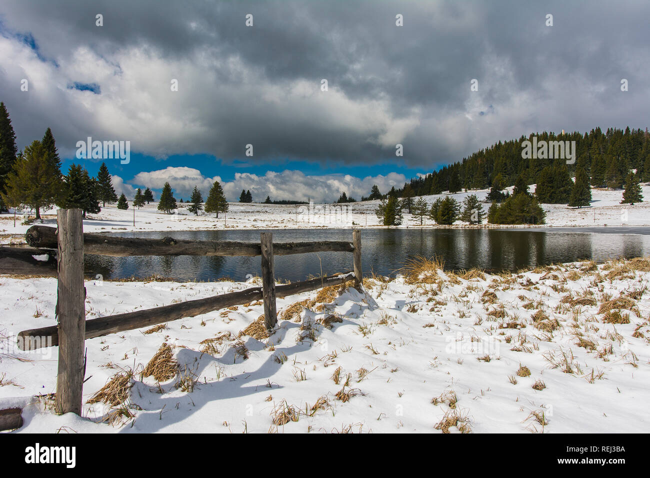 Il lago in montagna in inverno Foto Stock