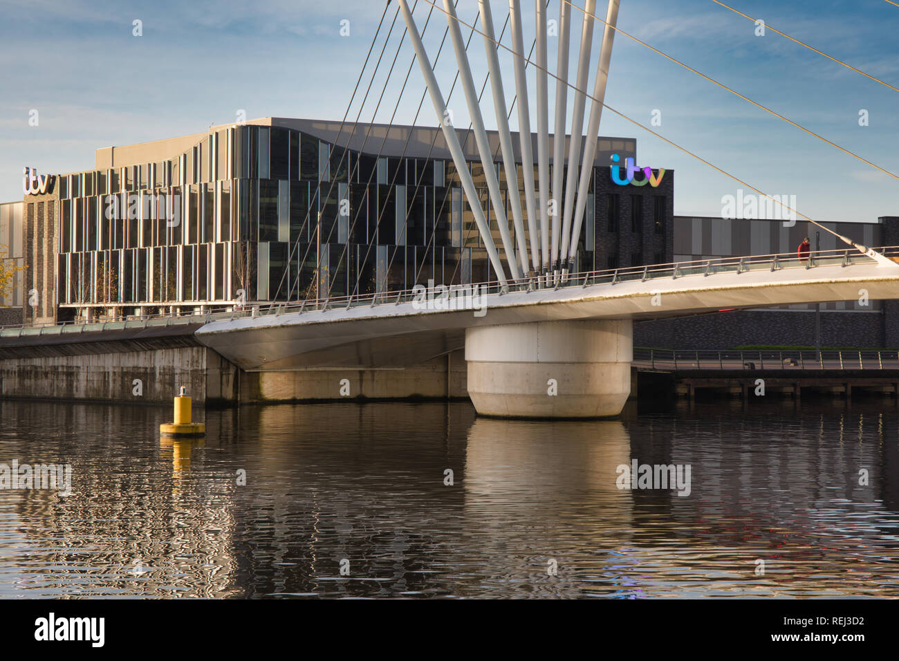 ITV della incoronazione Street centro di produzione e Media City passerella attraverso Manchester Ship Canal, MediaCityUK, Trafford Park, Greater Manchester, Regno Unito Foto Stock