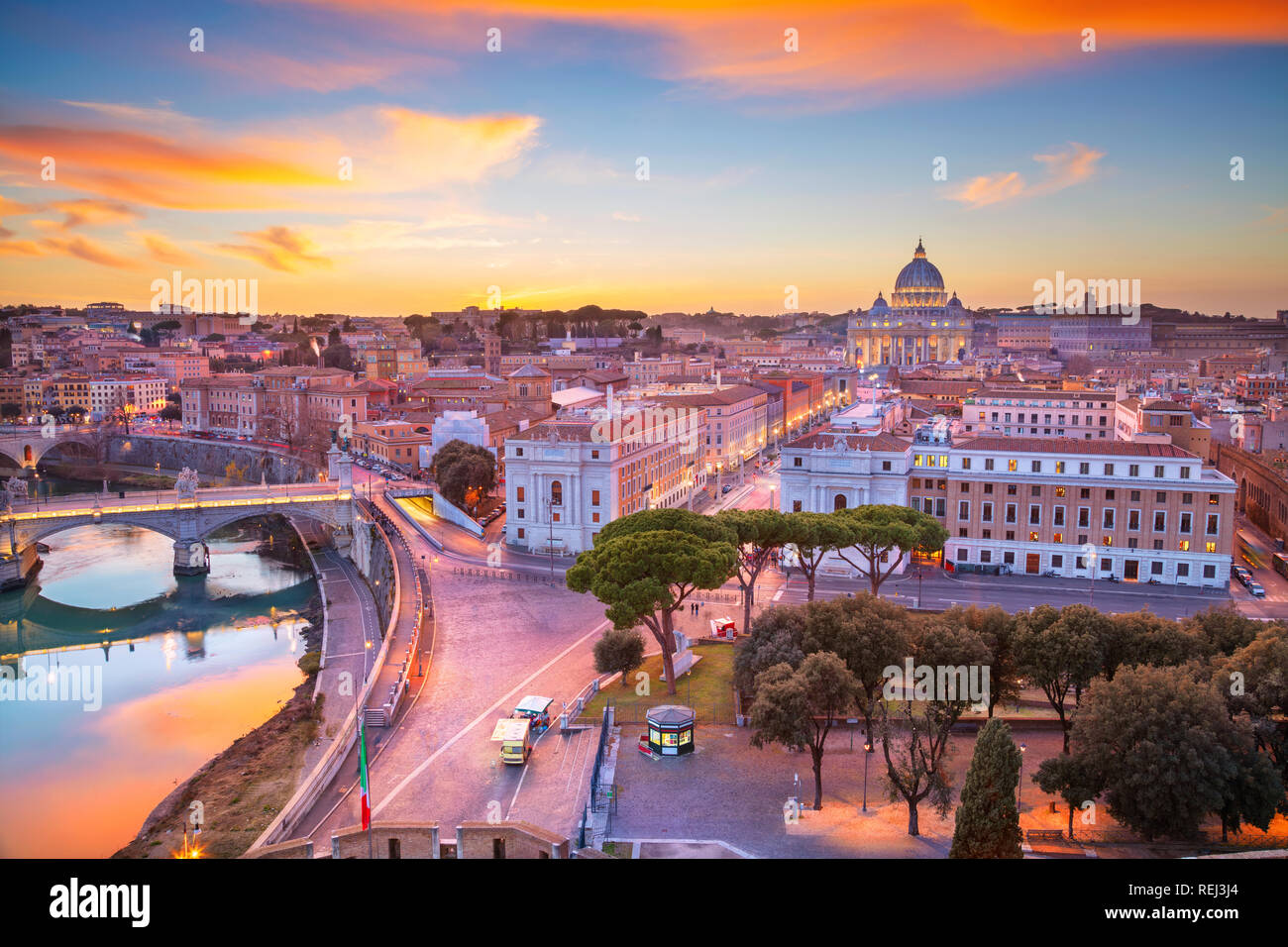 Roma, Città del Vaticano. Aerial cityscape immagine della Città del Vaticano con la Basilica di San Pietro, Roma, Italia durante il bellissimo tramonto. Foto Stock