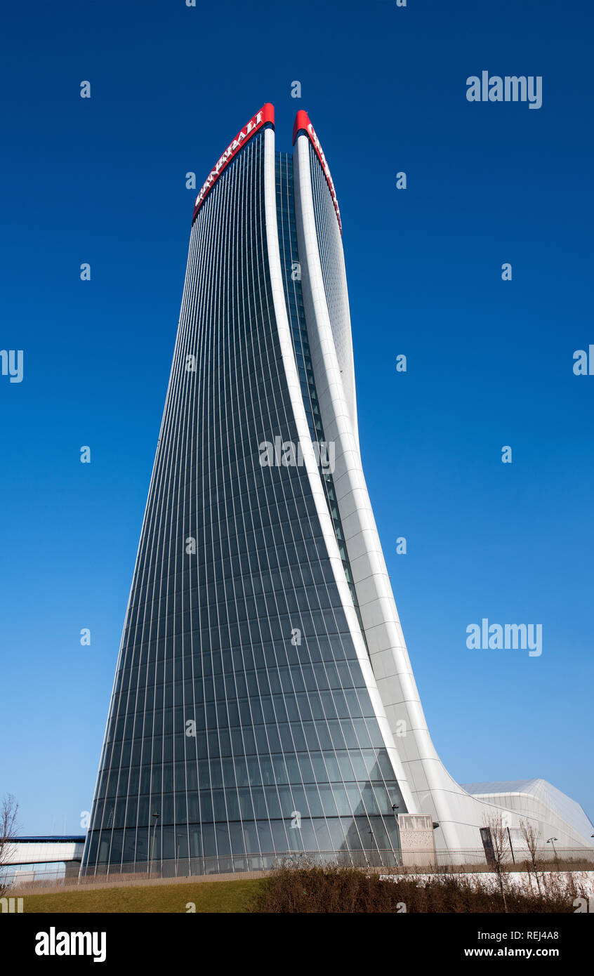 Lunghezza piena vista della Torre di Generali, Milano dall'architetto Zaha Hadid con un design moderno svergolamenti sul suo asse in una graziosa curva Foto Stock