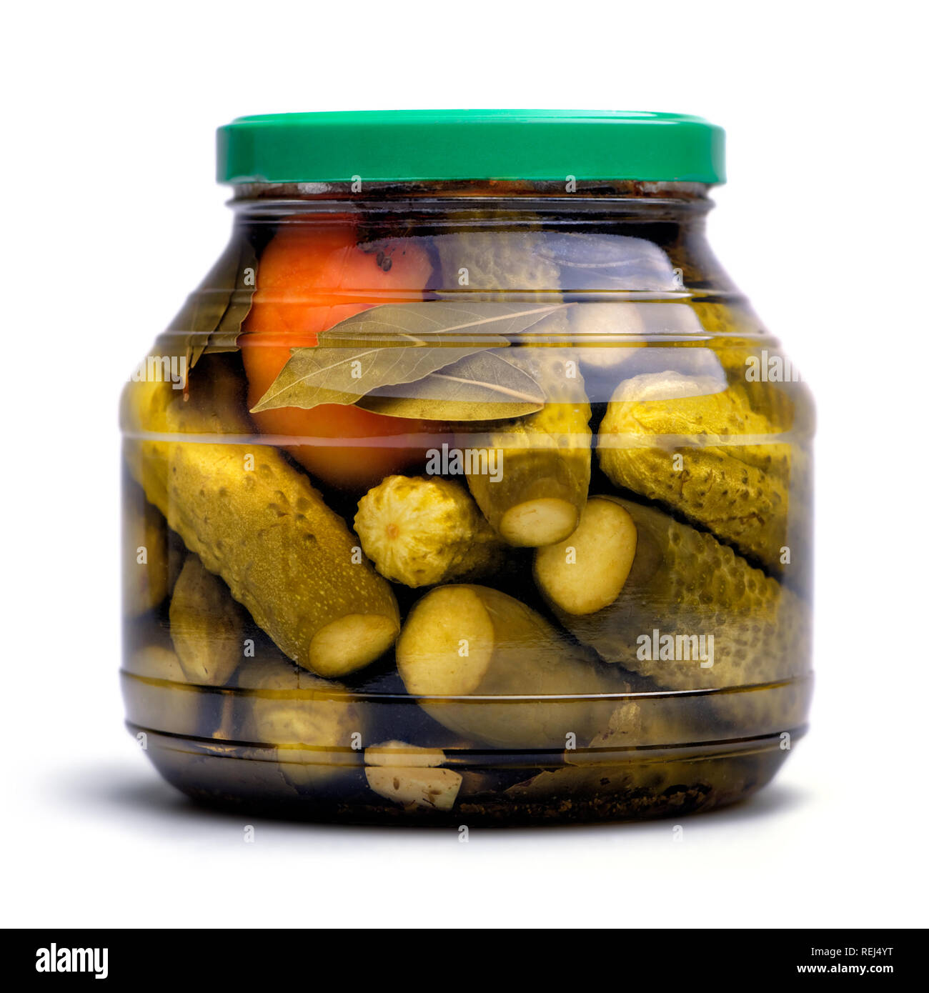 Cibo e bevande: conserve fatte in casa, cetrioli sottaceto e pomodori in un vasetto di vetro, isolati su sfondo bianco Foto Stock