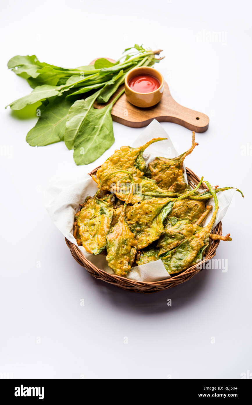 Palak croccante/foglie di spinaci o pakoda pakoda Foto Stock