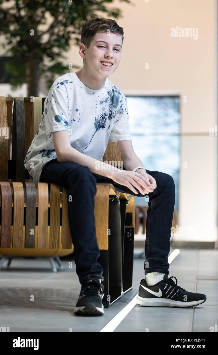 Mason Kettley, di 15 anni, che ha un raro tumore al cervello e che sarà sottoposto a un trattamento leader a livello mondiale nel nuovo centro di terapia con fascio di protoni dell'NHS presso l'ospedale Christie di Manchester. Foto Stock