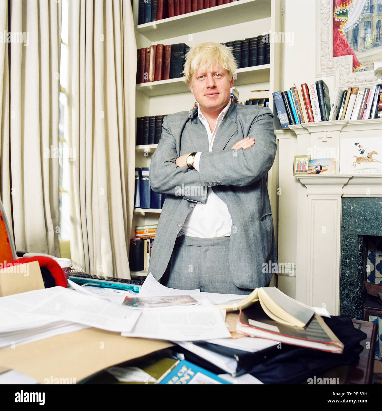 Boris Johnson primo Ministro conservatore, redattore della rivista Spectator fotografato nell'ufficio della rivista Spectator nel 2003, Westminster, Londra, Inghilterra. Foto Stock