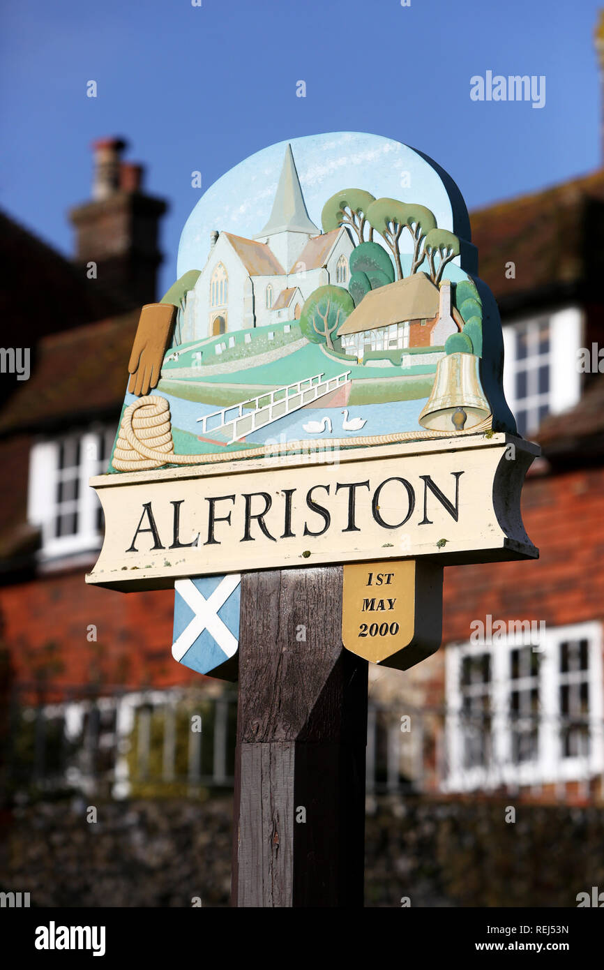 Vista generale del villaggio a Alfriston segno a Alfriston, East Sussex, Regno Unito. Foto Stock