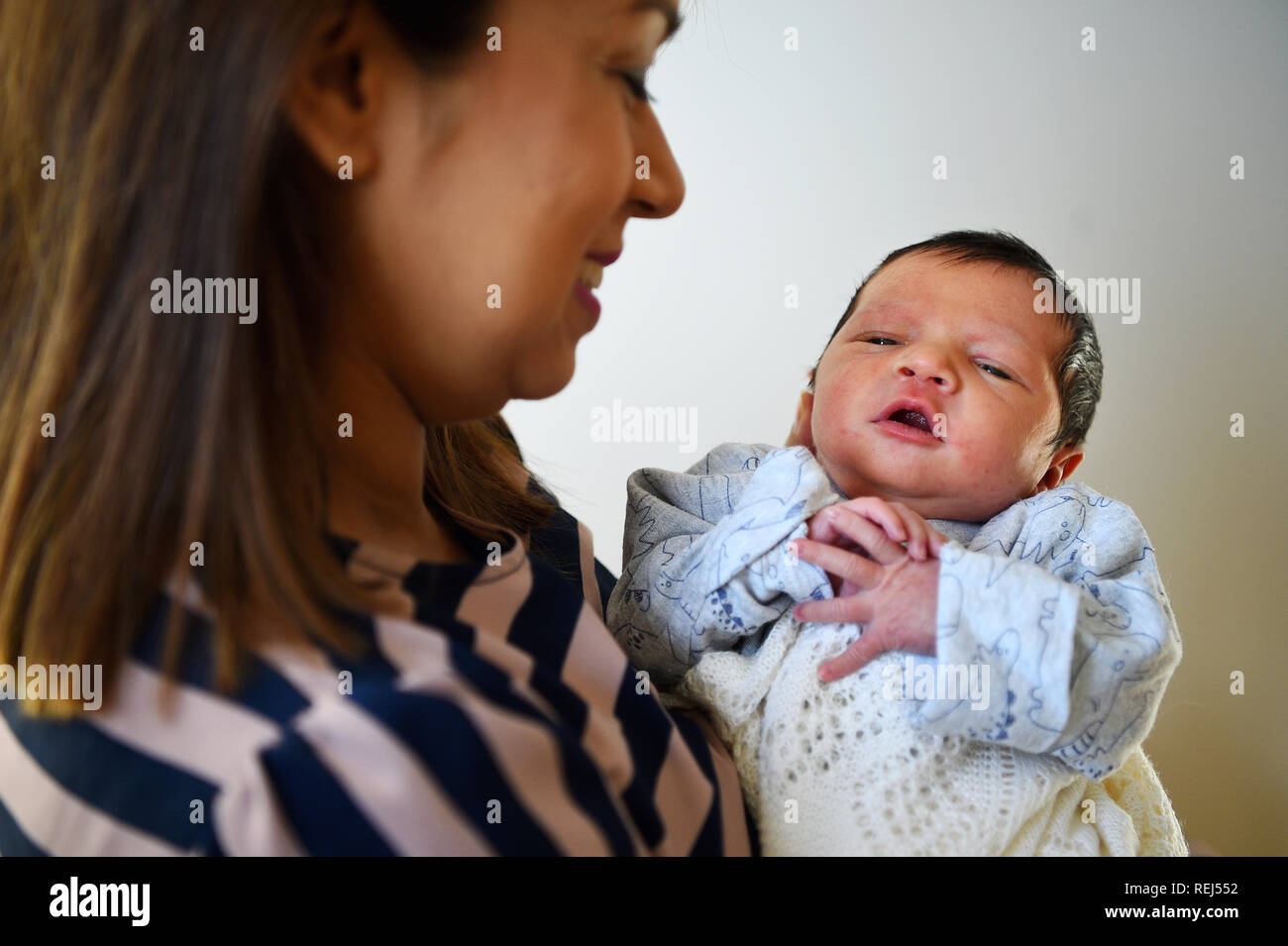 Tulip Siddiq, MP per Hampstead e Kilburn, con suo figlio neonato Raphael Mujib StJohn Percy in casa loro a nord di Londra. Foto Stock