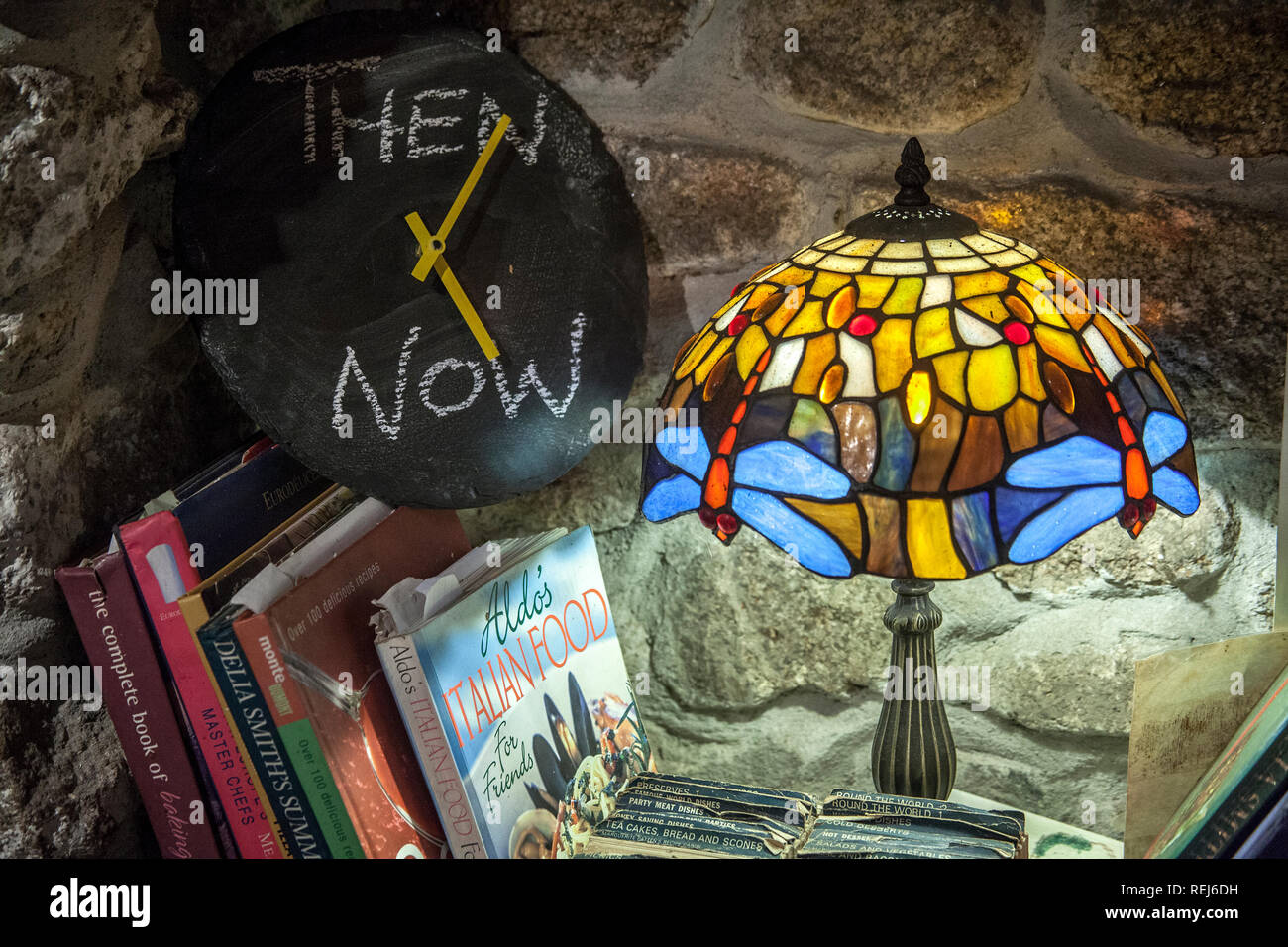 Cucina domestica scena, libri di cucina,Tiffany Reproduction vetro macchiato lampada lampada da tavolo, ardesia faccia orologio, quindi e ora scritto in Chalk Foto Stock